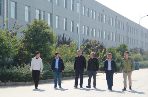 中國機床協(xié)會(huì )王黎明秘書(shū)長(cháng)來(lái)濟南一機視察調研